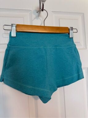 NWOT Athleta Girl Right Moves 2” Shortie in Island Teal Heather size xs/6